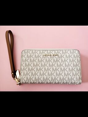 NWT Michael Kors Jet Set Signature Logo Wristlet Wallet in Vanilla/Acorn